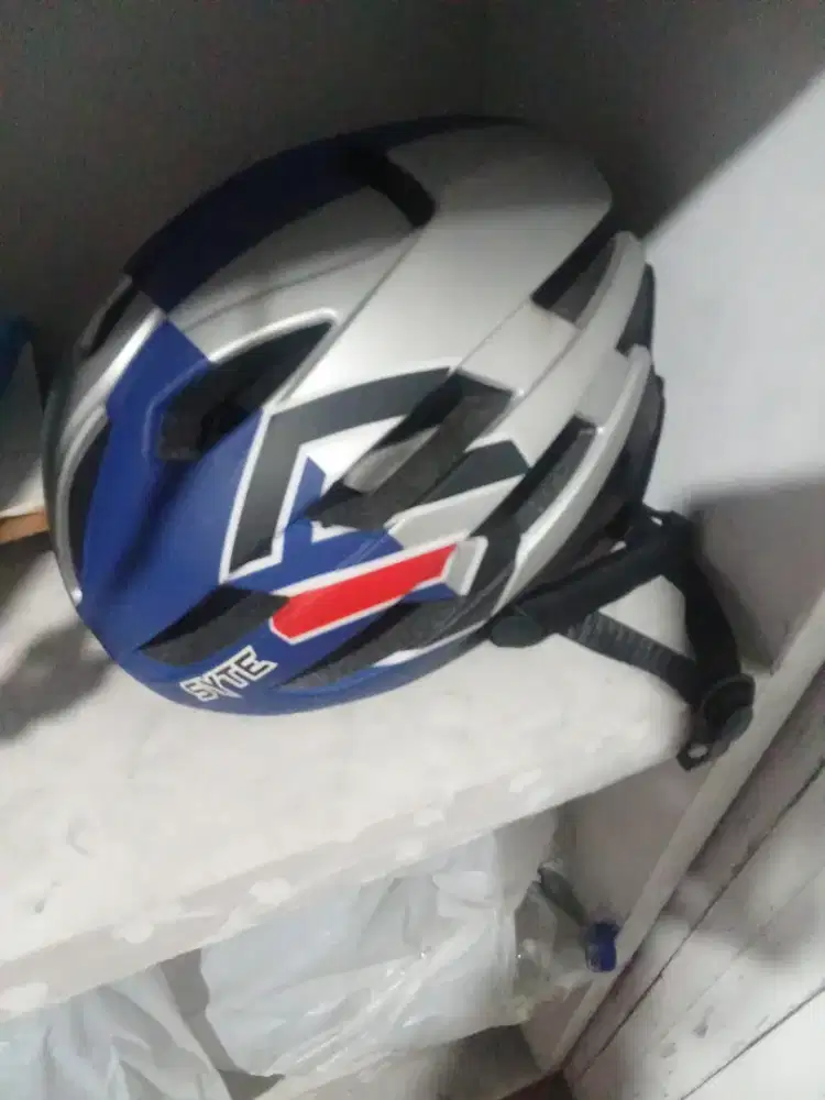 Borongan 2 helm sepeda masih 98 % baru