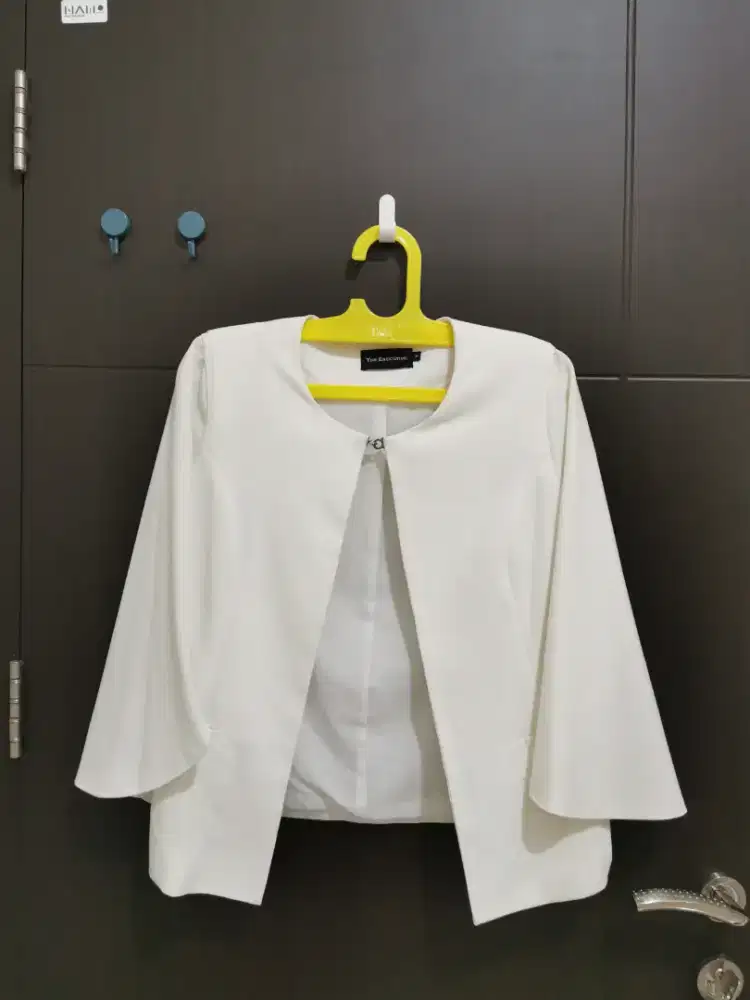 Blazer warna putih executive