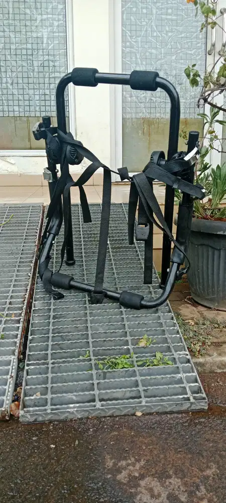 dudukan sepeda di belakang mobil