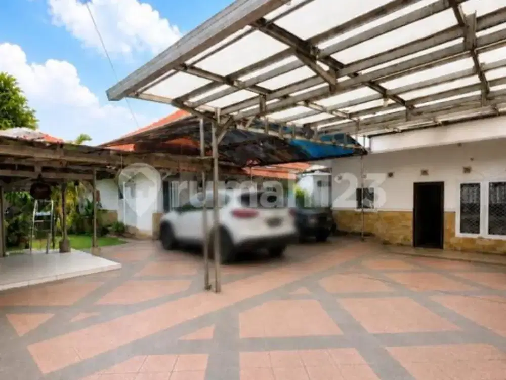 Dijual Rumah Asri dengan Halaman yang Luas di Jalan Utama