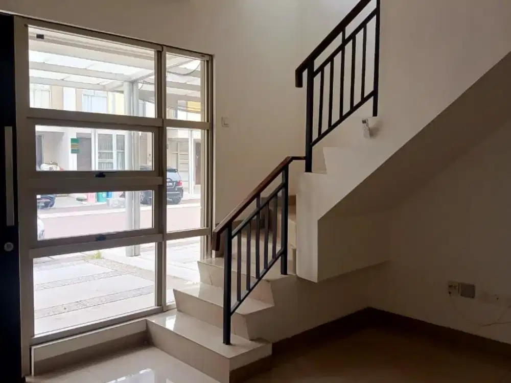 DISEWAKAN RUMAH PIK 2 UK 4,5X10 2 LANTAI ADA 2 AC TERMURAH