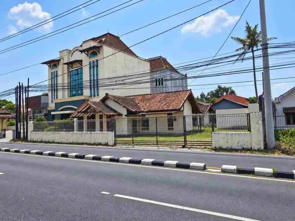 Rumah Luas Hitung Tanah Tepi Jalan Strategis dan Ramai di Maguwoharjo Jogja