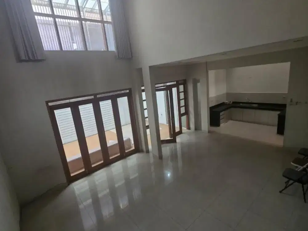 Dijual Rumah Luas Terawat 2 Lantai di Singgasana Bandung