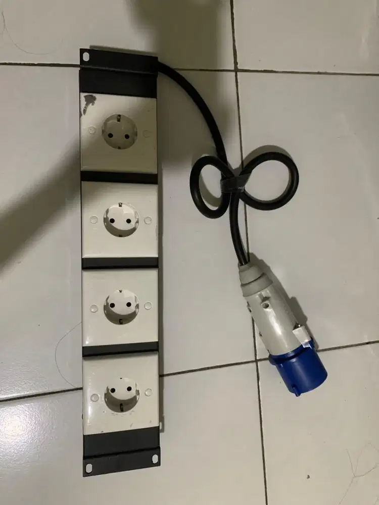 PDU (Power Distribution Unit) Rackmount 4 Lubang (Schuko)