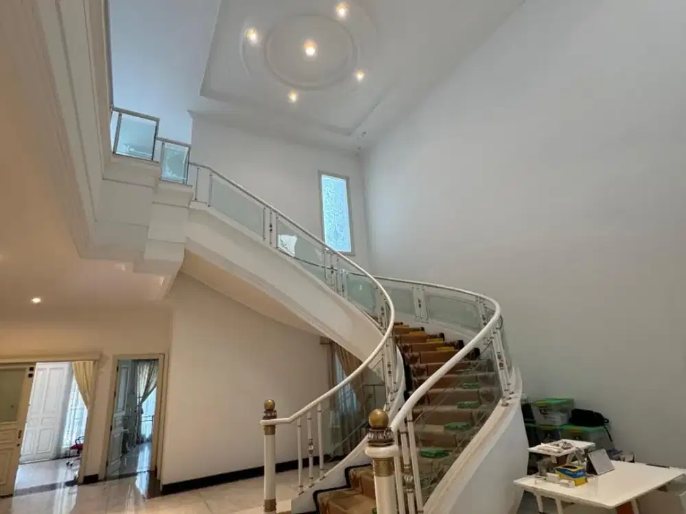 Dijual rumah pik 1 furnish ada kolam renang  dan lift rumah bagus siap huni masih bisa nego sampai jadi