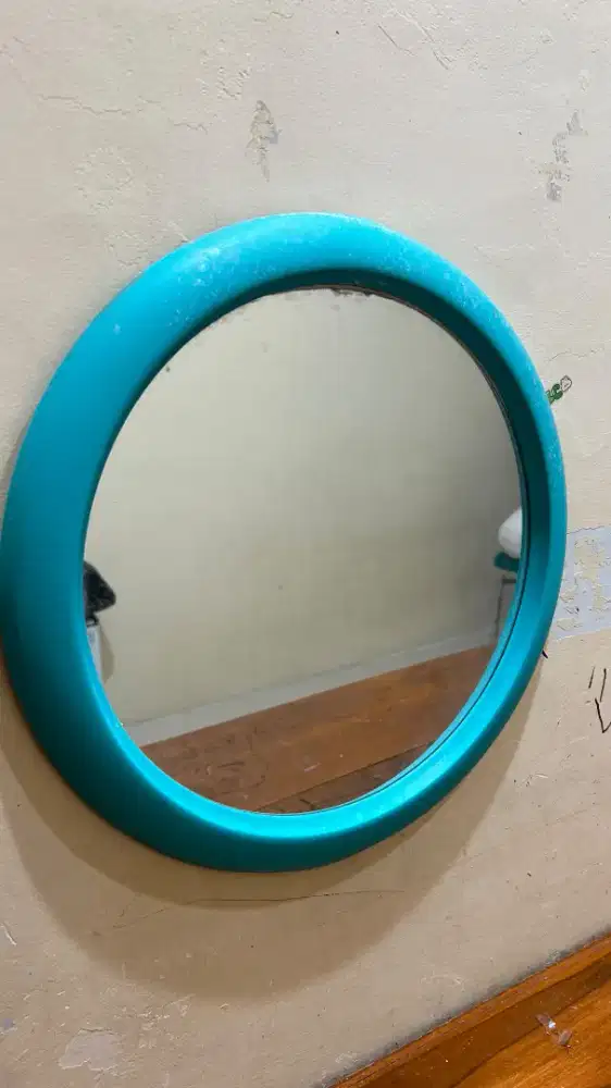 Cermin bulat biru