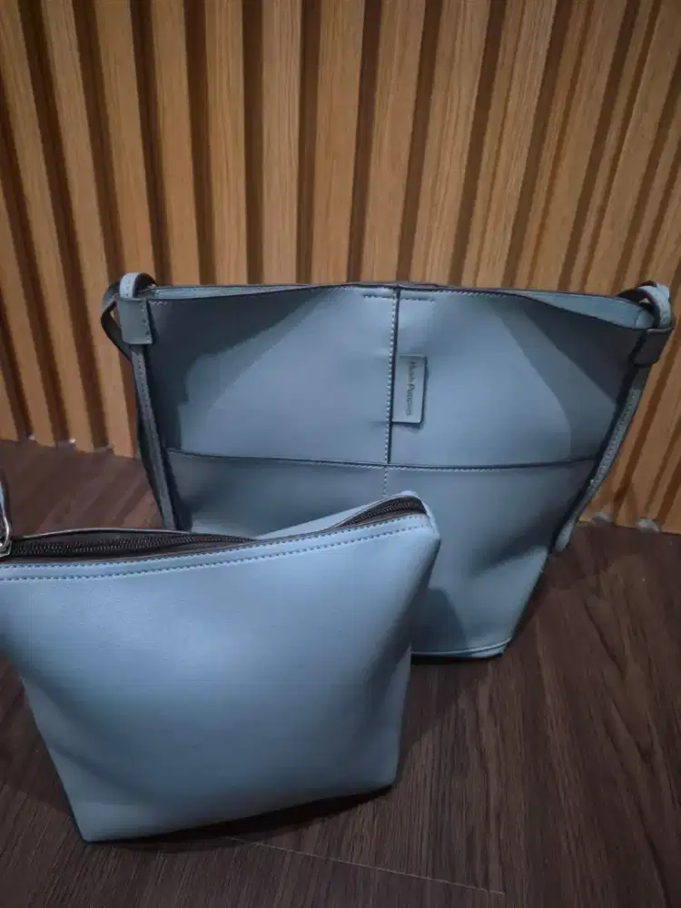 tas wanita berwarna biru muda dari Hush Puppies Hartel Bucket Bag