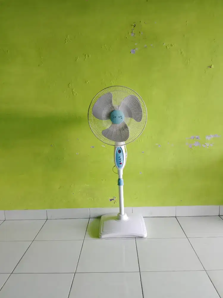 Kipas angin tegak merk Maspion 16 inch