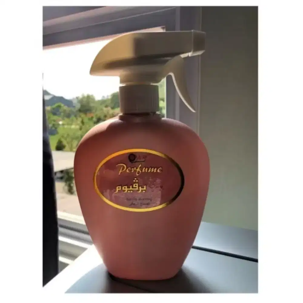 dijual parfum Yuri bagus wanginya buat barang atau tempat yang bau