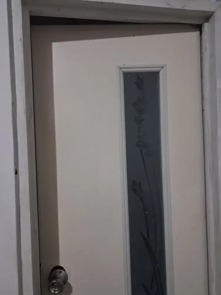 Pintu bekas kamar mandi warna putih