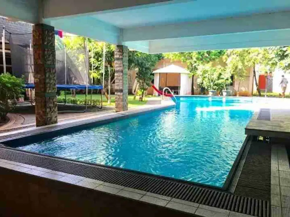 DIJUAL RUMAH MEWAH PEJATEN RAYA LT 1.600+M², 8KT 8KM, KOLAM RENANG, DI BAWAH NJOP