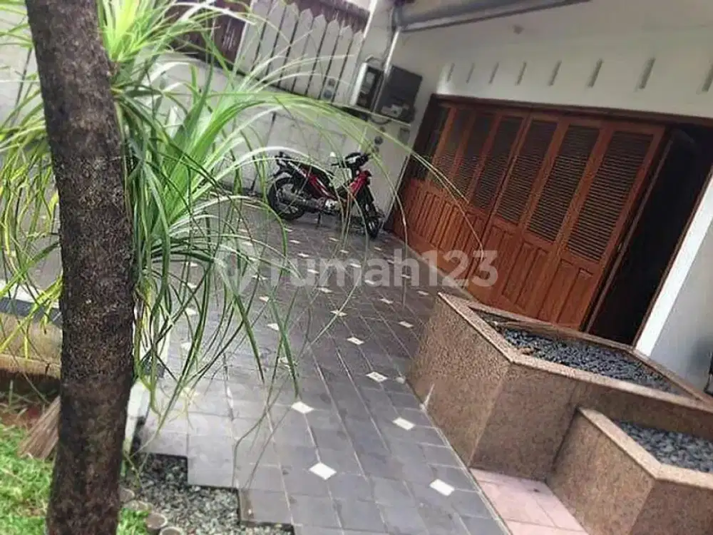 Rumah di Menteng lokasi elit jual hitung tanah aja