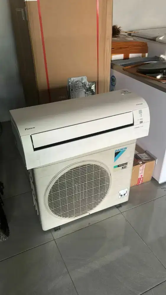 Jual ac daikin 1 pk inventer R 32 lowat 700 wat kondisi 95% ori semua