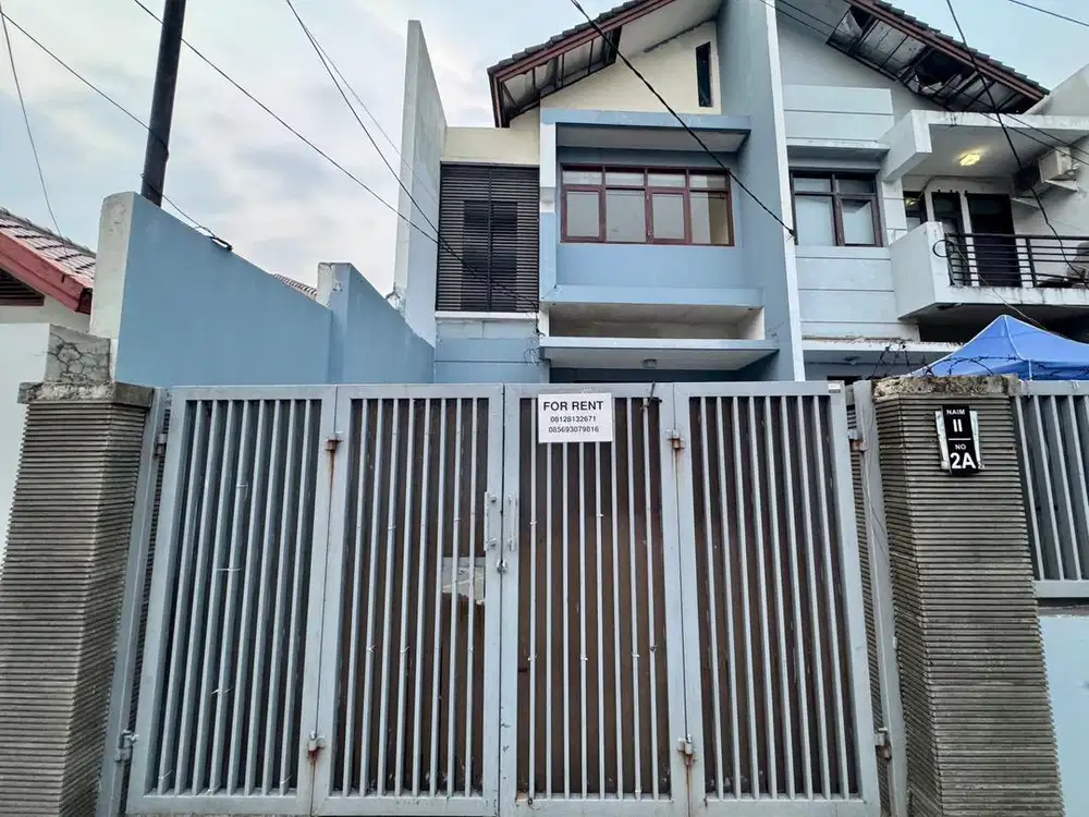 Rumah SHM disewa/dijual 2 lantai strategis JAKSEL