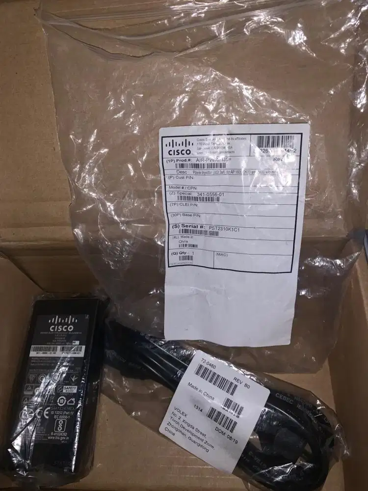 Kabel Power, Kabel LAN/Console, dan Adaptor Cisco Gigabit Power over