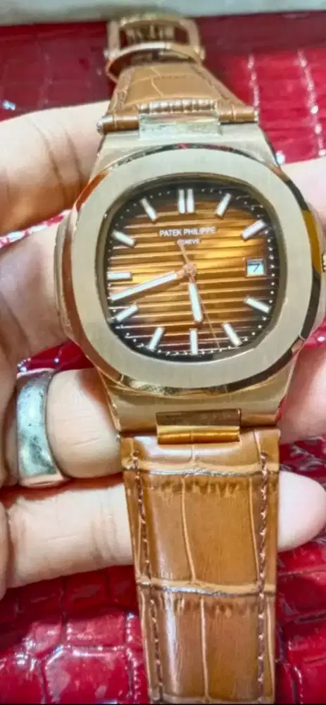 Jam tangan pria Patek Philippe Automatic.