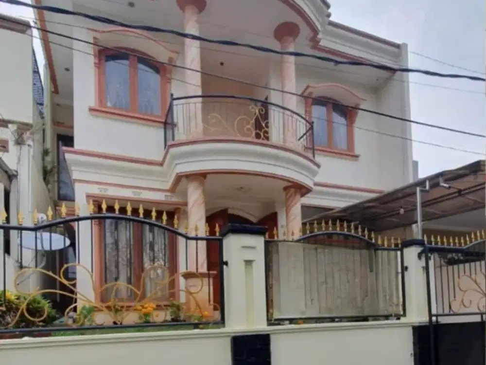 Dijual Rumah 2 Lantai Luas dan Terawat di Perumahan Taman Laguna