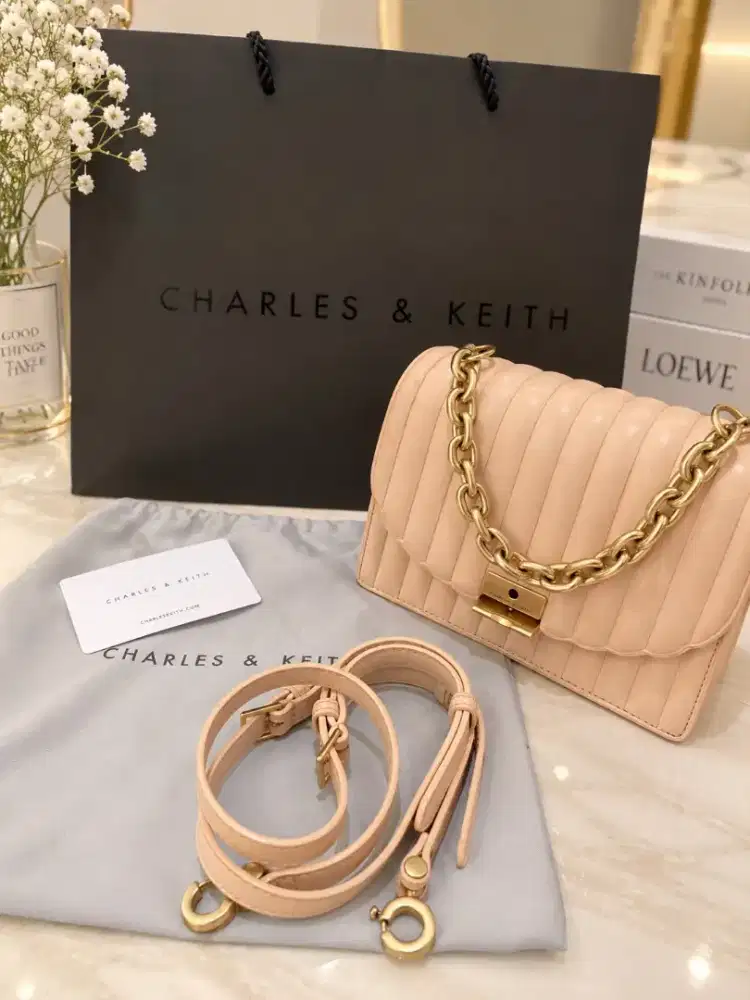 Tas selempang Charles and Keith