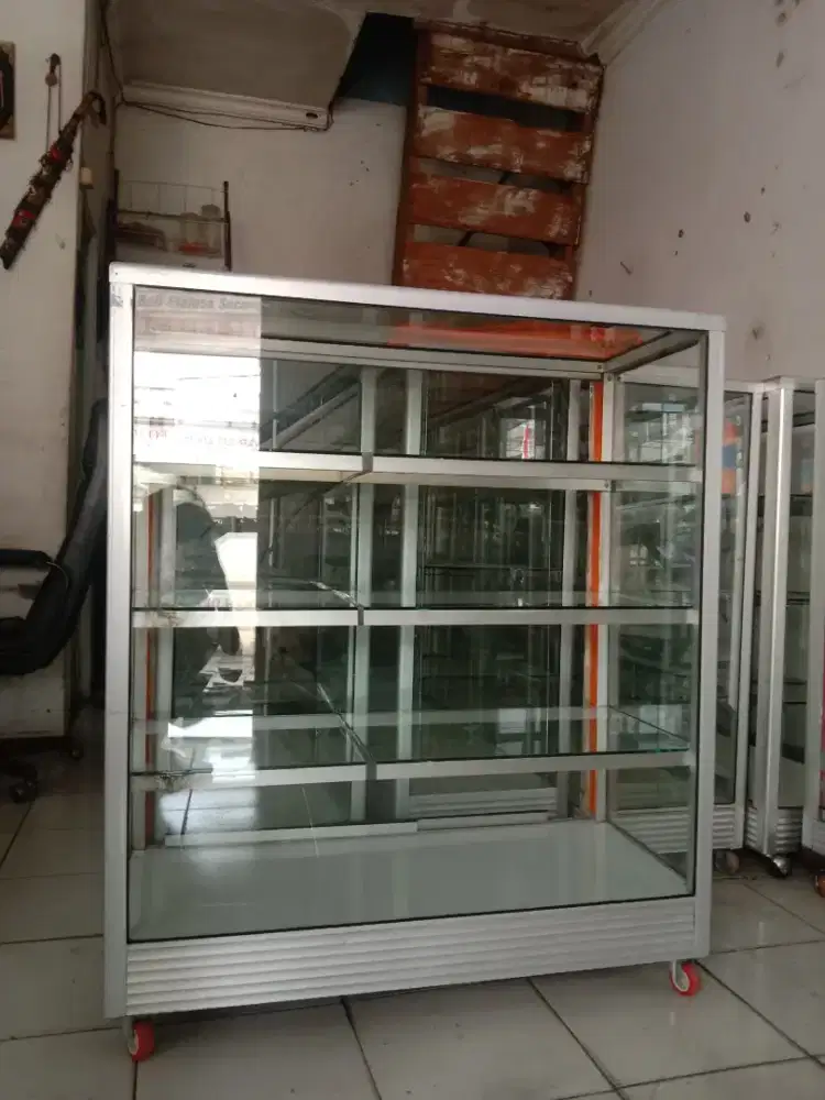 Kaca etalase second