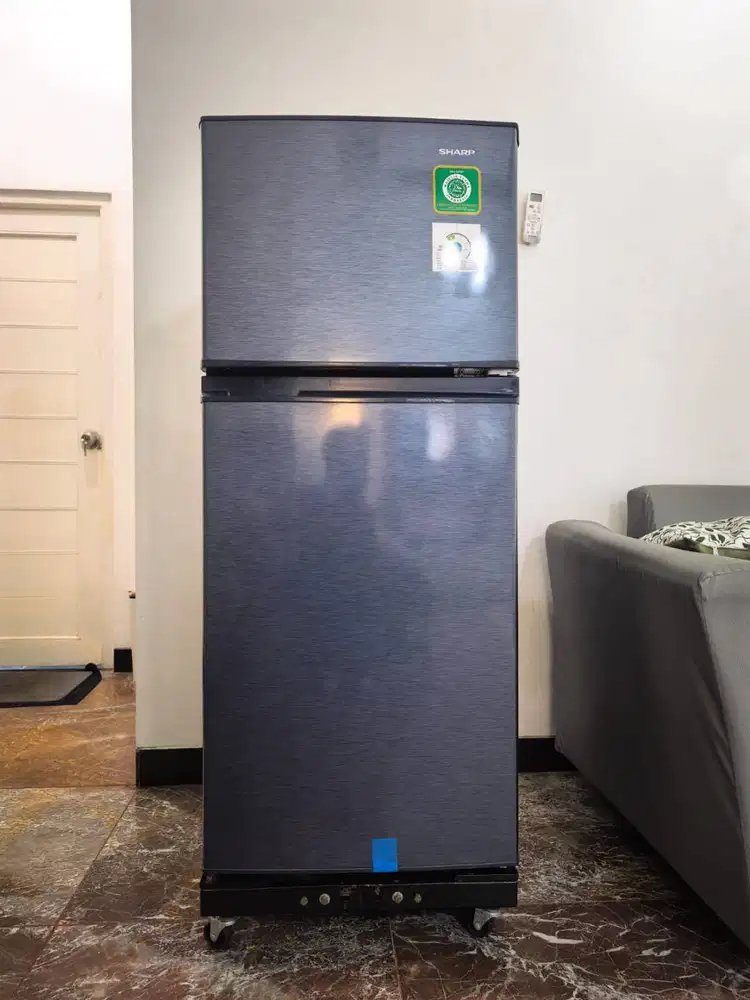 Di jual kulkas 2 pintu merek Sharp bergaransi sharp