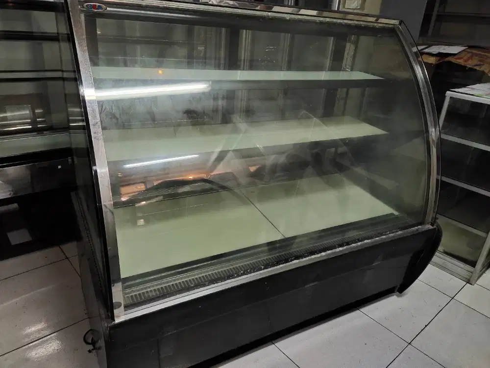 Showcase /Chiler kue merk Gea
