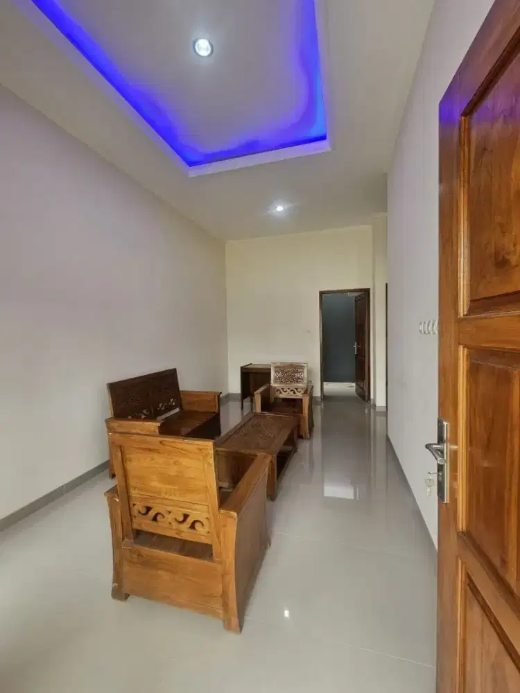 Rumah Sisi Jalan Raya di Lewati Angkot
