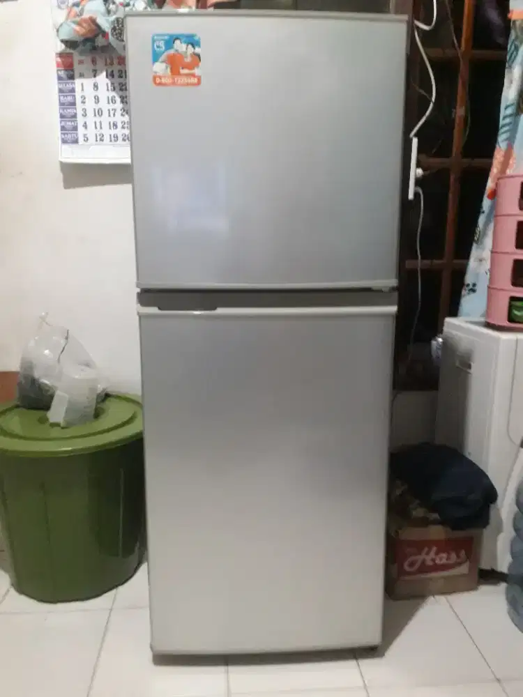 Di jual kulkas 2 pintu sharp normal dingin beku hrg 1,2jt