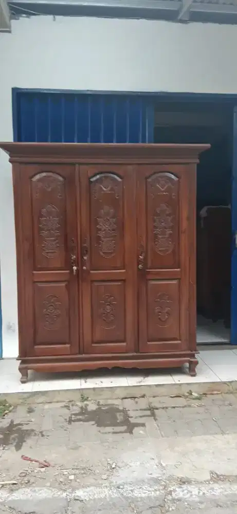 Lemari pakaian pintu tiga jumbo jati