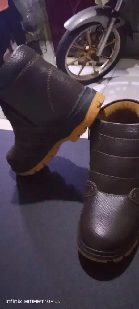 Jual sepatu safety pria baru merk JOEMEN