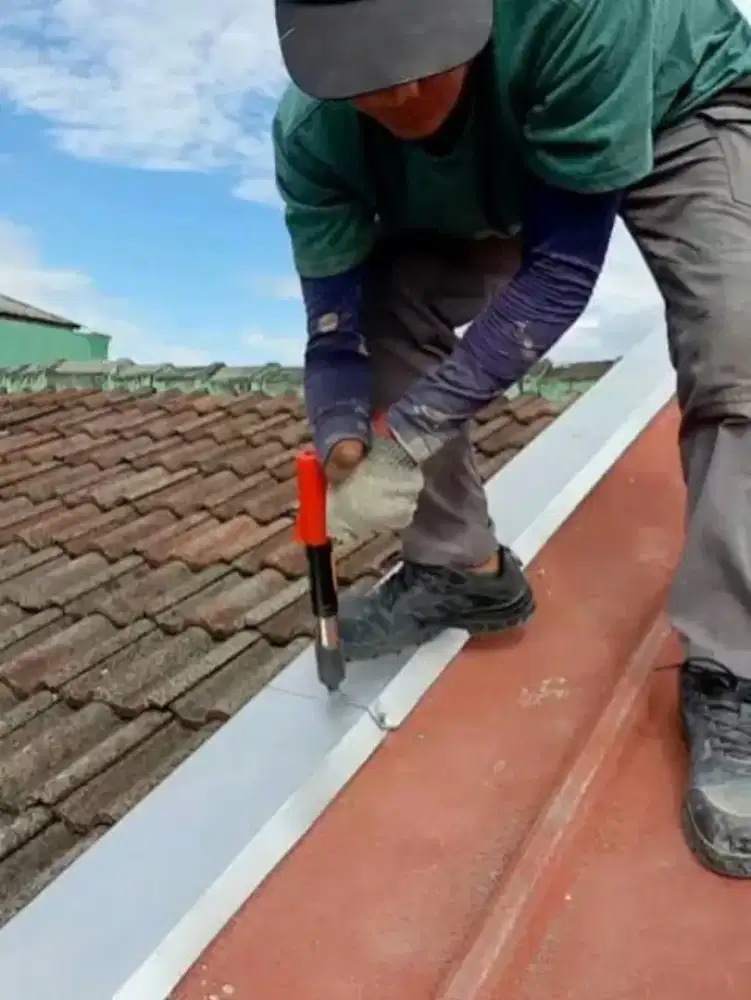 Perbaikan atap bocor dan renovasi