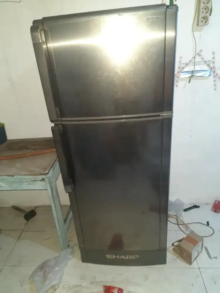 Kulkas SHARP 2Pintu (No Frost) mulus dan dingin normal (siap pakai)