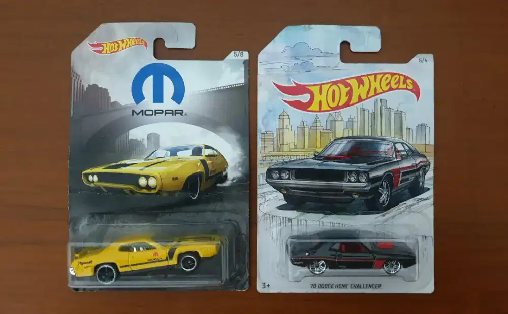 Promo 4 Hot Wheels : 2 Muscle Car & 2 Sport Car.
Diecast HotWheels.