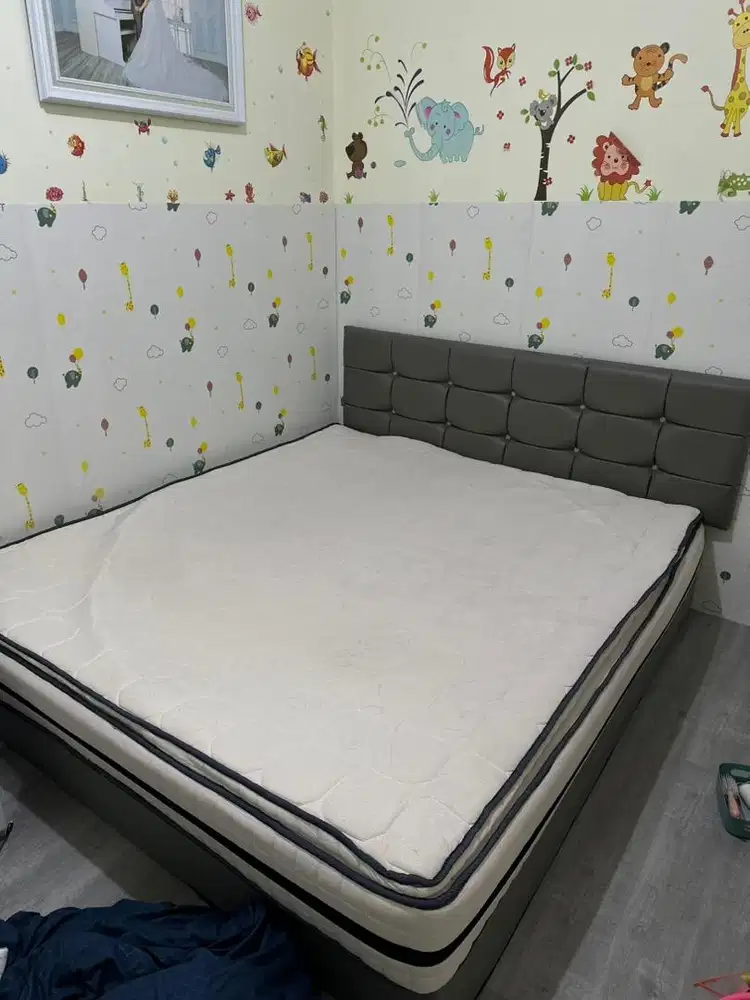 Kasur + dipan + kaca dan meja. Di jual set