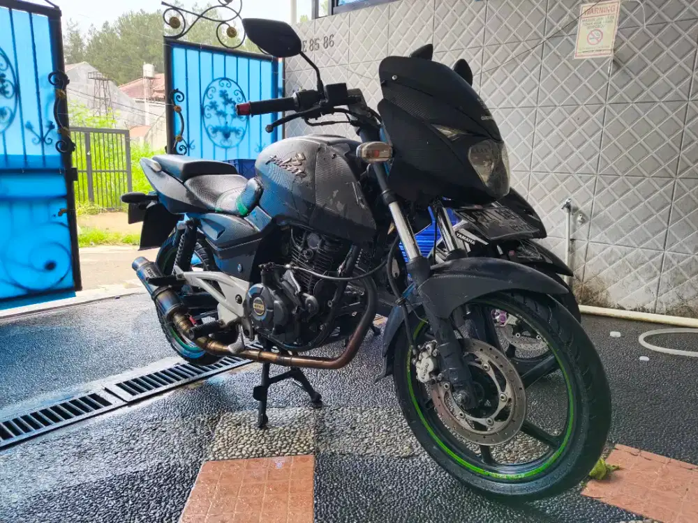 PULSAR 180cc UG4