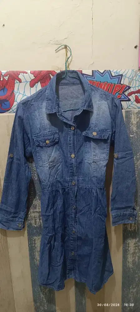 Baju atasan dan celana jeans