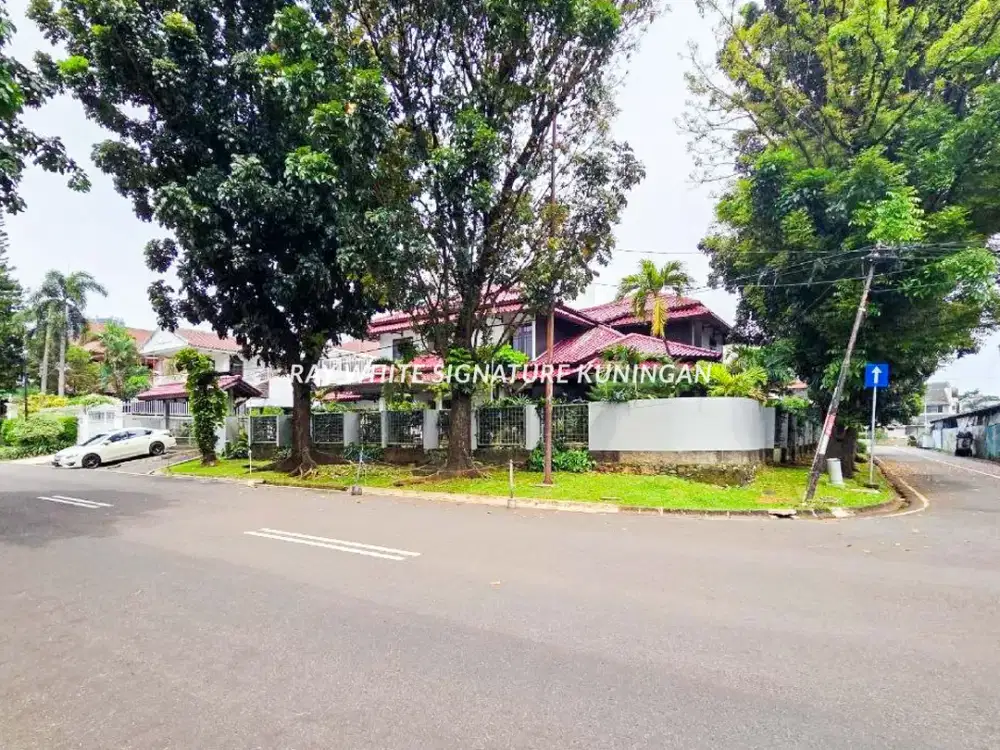 Rumah Mewah Posisi Hook Lokasi Tenang di Pondok Indah