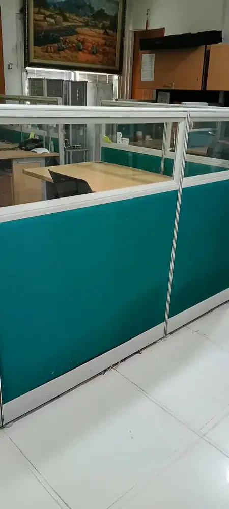 Meja kantor dengan partisi