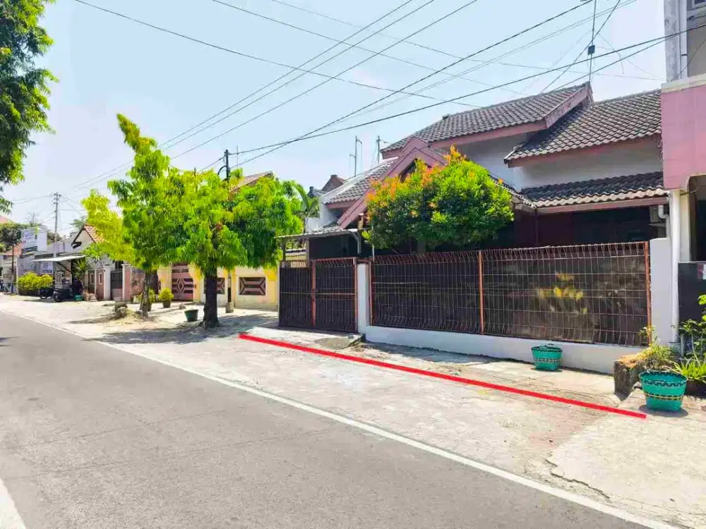 rumah kerten Laweyan pinggir jalan utama lokasi strategis