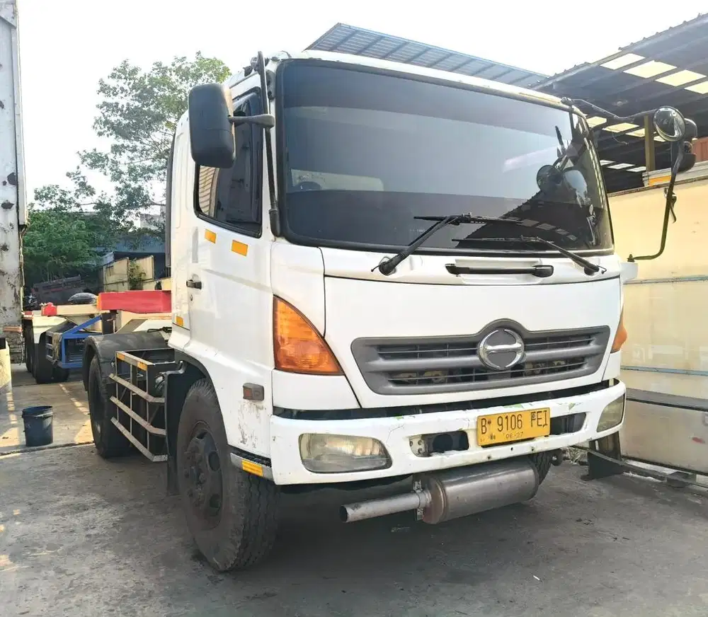buntut BARU, Hino engkel 4x2 SG 260 J head trailer 2013 40 feet 3 axle
