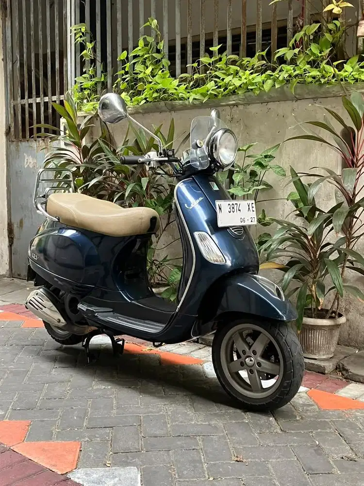 Vespa LXV 150 Biru