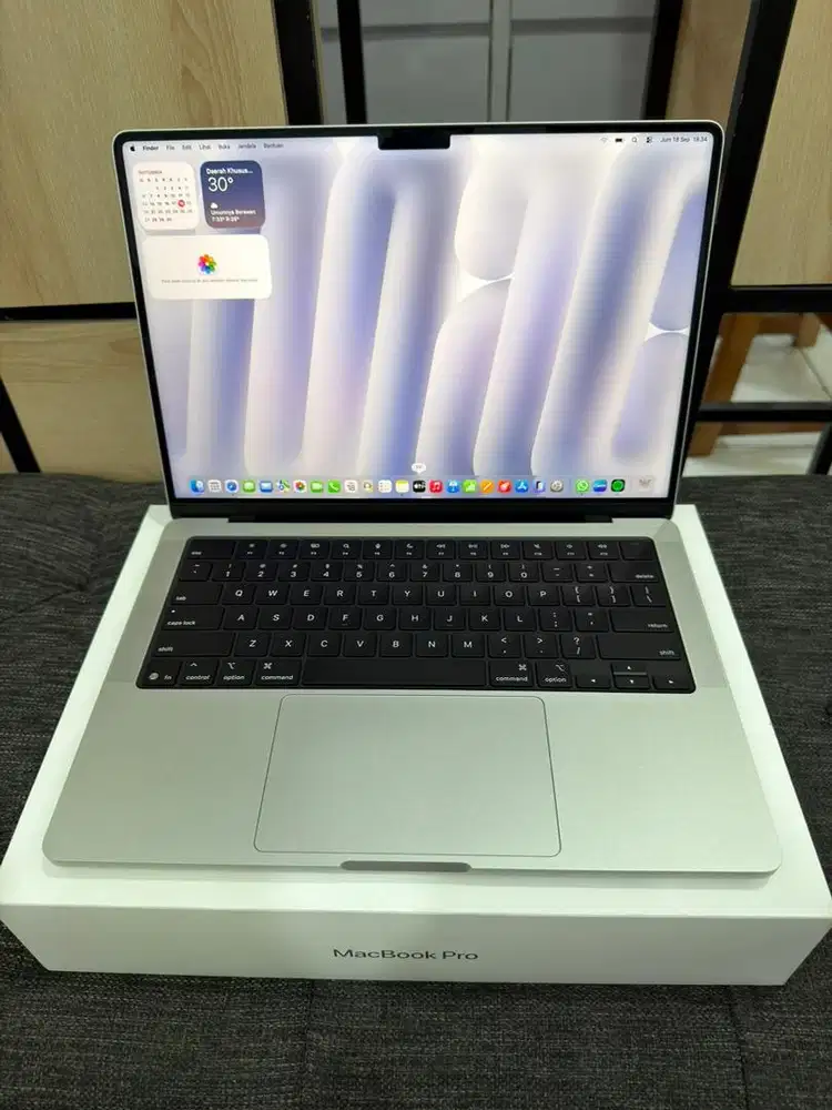 Macbook Pro 14 Inch M5 16/1T iBox Like New