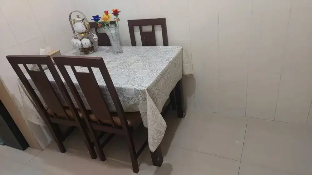 Dijual Meja makan dan 4 kursi