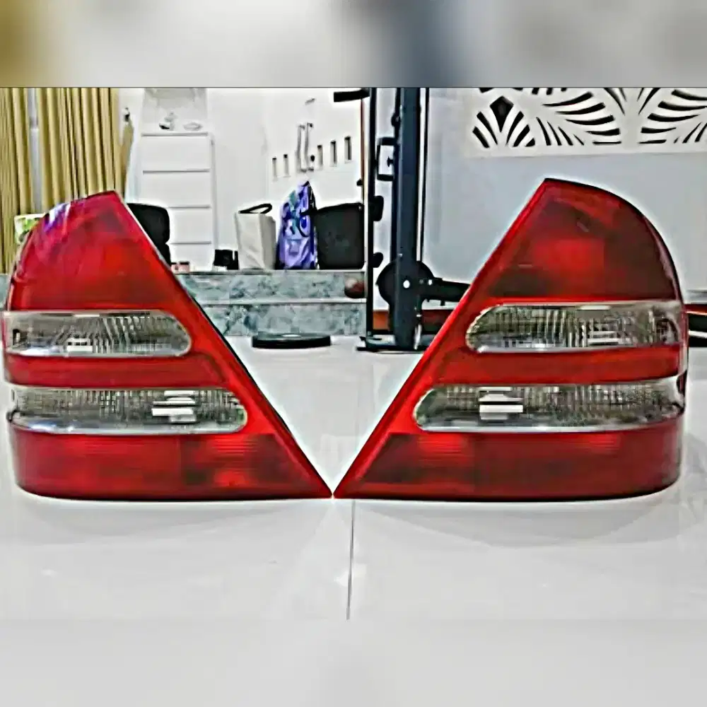 LAMPU BELAKANG MERCY W203 PRE-FACELIFT
