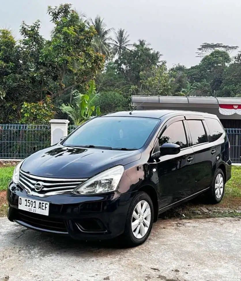 Mobil Nissan grand livina SV AT 2016 mulus no minus