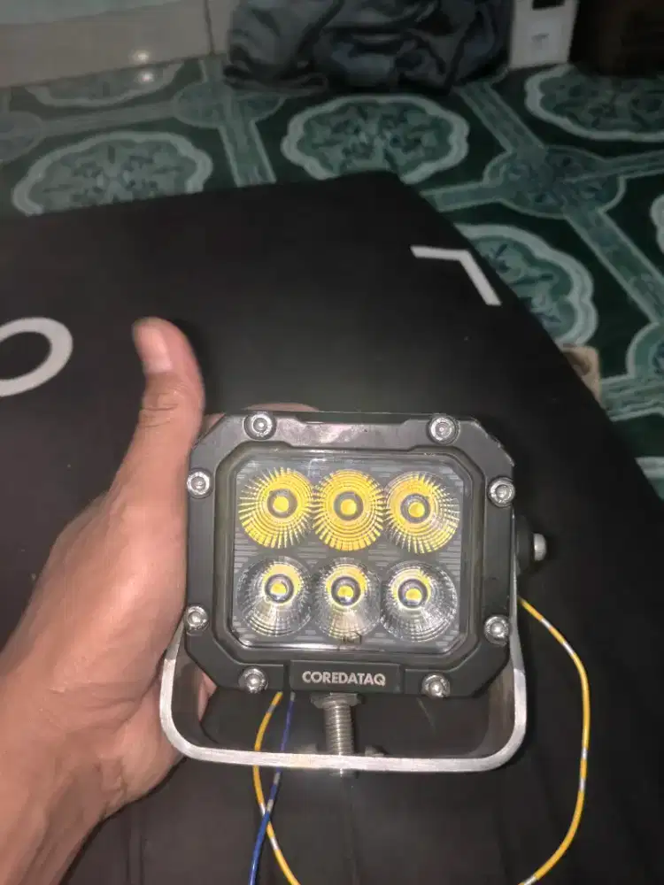 Lampu sorot mobil