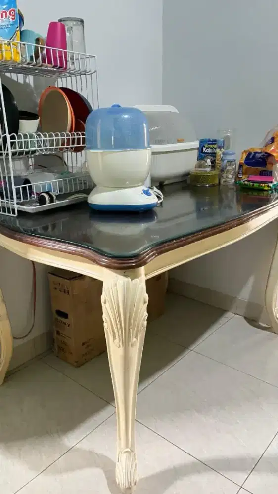Dijual Lemari + Meja Rias + Meja makan (+kursi)