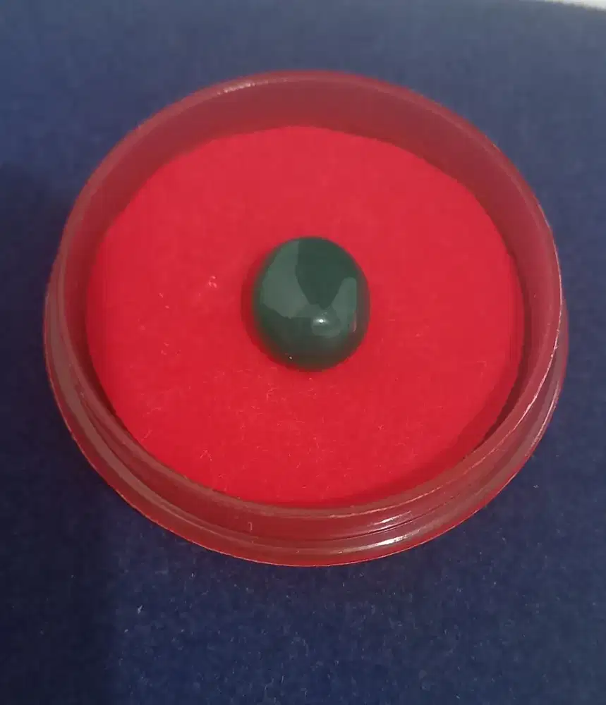 Batu permata hijau bacan tua