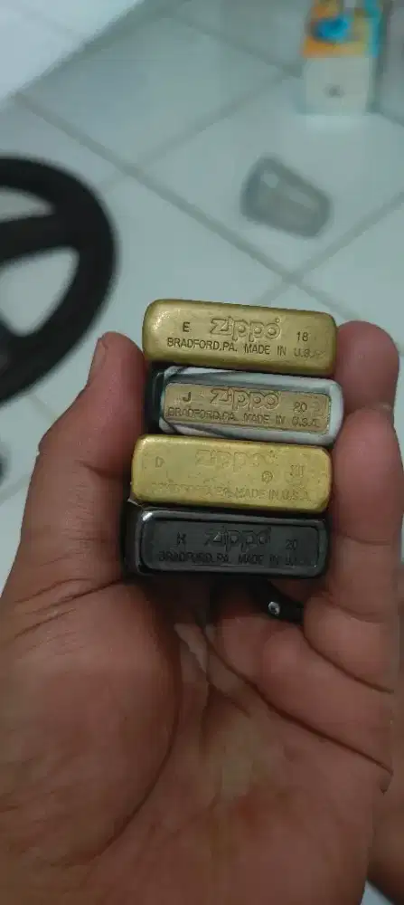Zippo empat barang