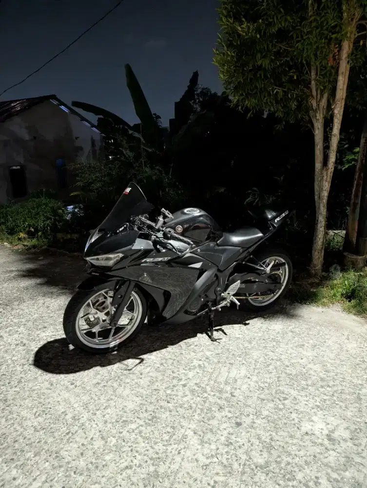 Yamaha R25 motor sport 250cc