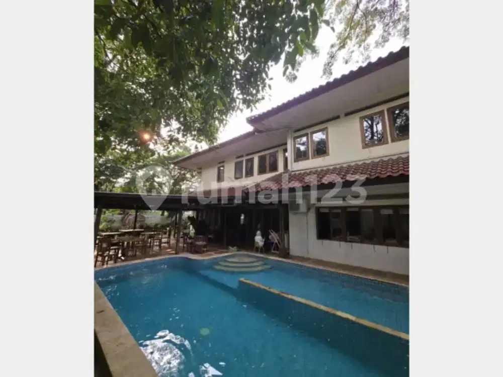 Dijual Rumah Ada Kolam Renang di Kemang Jakarta Selatan